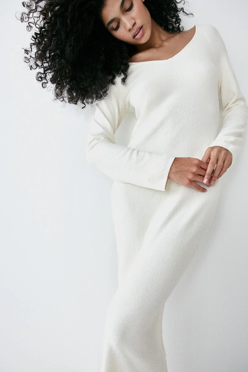 اتش اند ام فستان من الشينيل بأكتاف مكشوفة