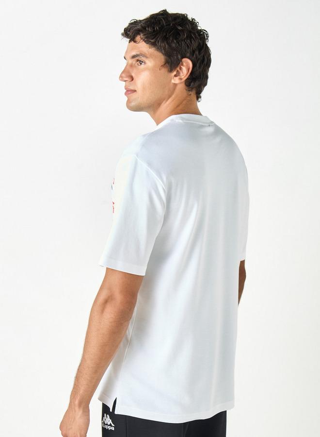 كابا تيشيرت بطبعات جرافيك بياقة ضيّقة وأكمام قصيرة من كابا - Image 3