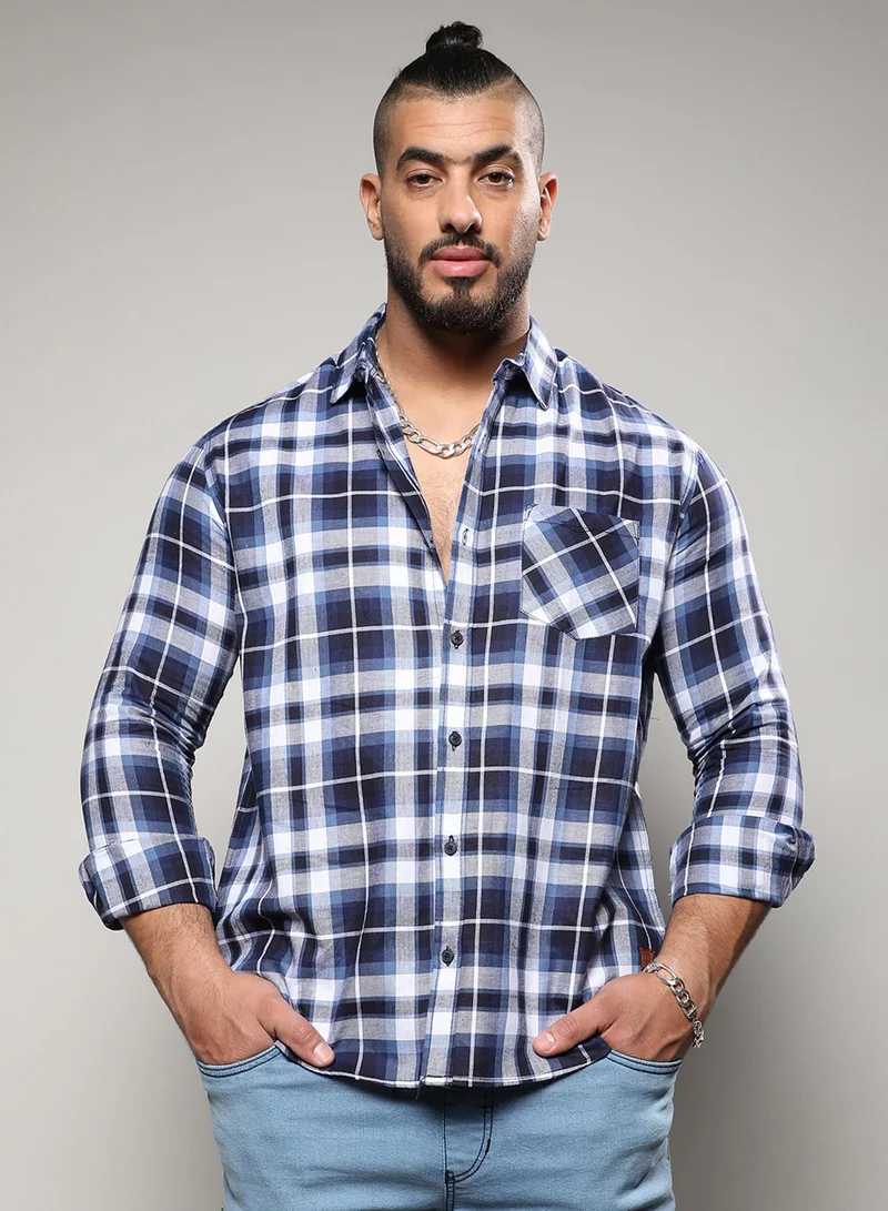 انستافاب بلس قميص رجالي كاروهات أزرق داكن من إنستافاب بلس للملابس الكاجوال بياقة ممتدة وأكمام طويلة وإغلاق بأزرار بتصميم مريح للارتداء اليومي