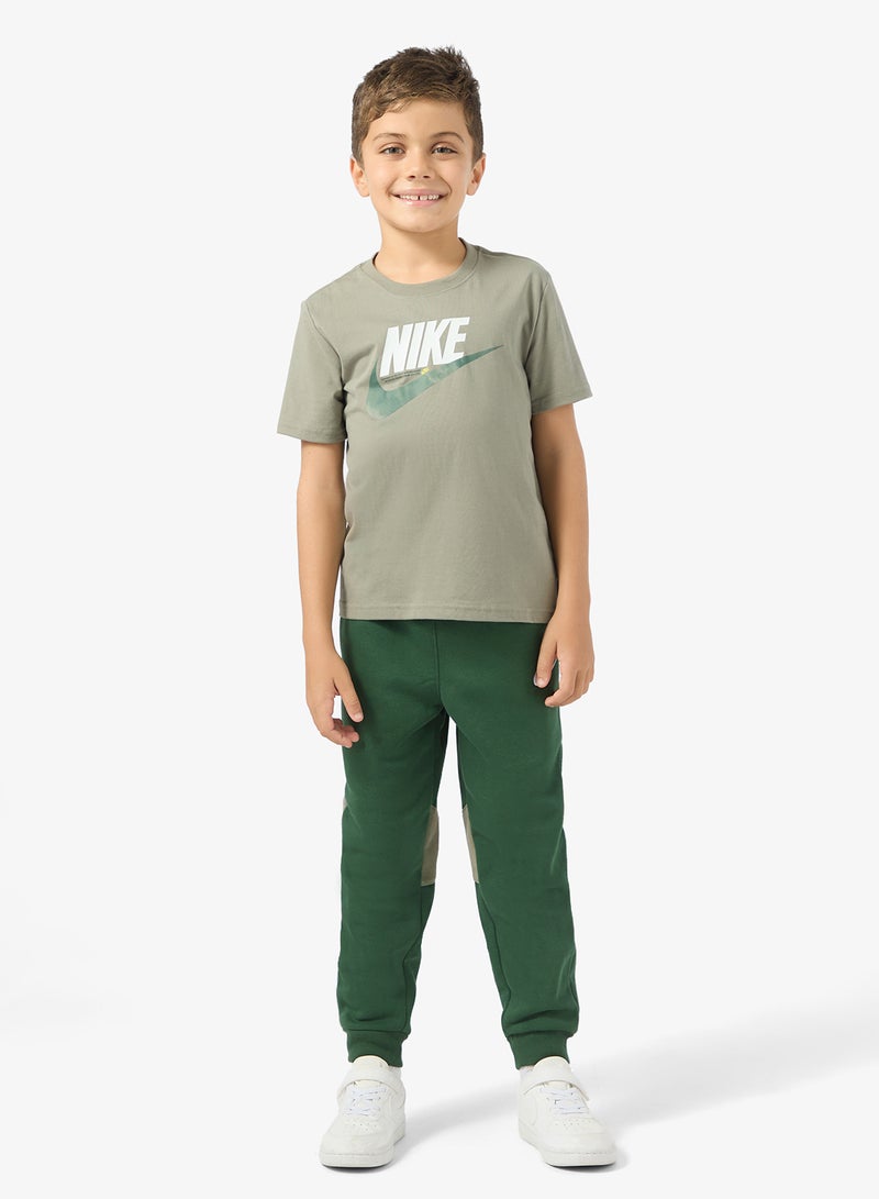 نايكي طقم تي شيرت وبنطلون أطفال من الفليس بأكمام قصيرة - Image 1