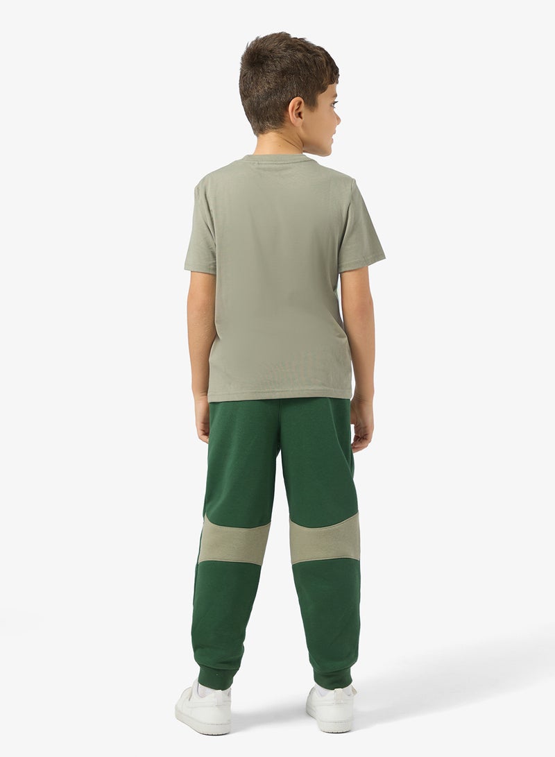 نايكي طقم تي شيرت وبنطلون أطفال من الفليس بأكمام قصيرة - Image 2