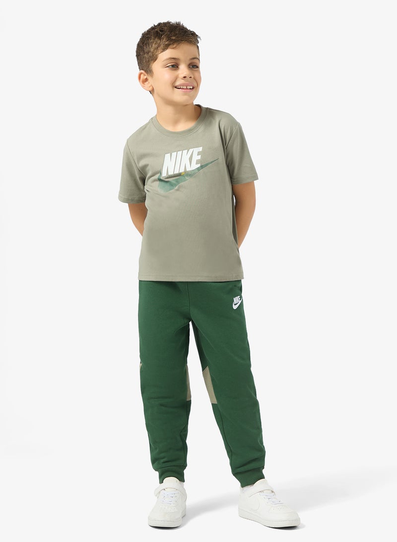 نايكي طقم تي شيرت وبنطلون أطفال من الفليس بأكمام قصيرة - Image 5