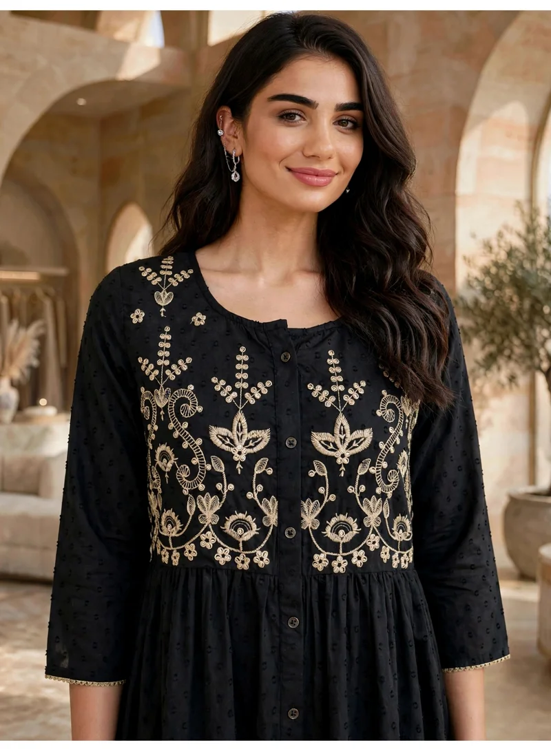 اكسا جلابية بياقة دائرية ومطرزات صدر أنيقة IK14134Black
