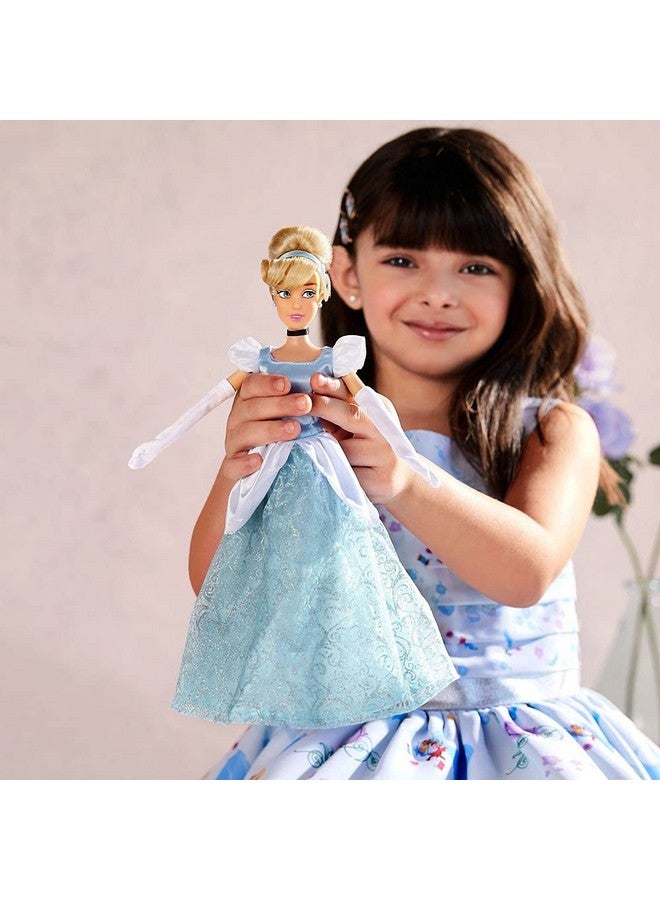 ديزني ستور دمية أميرة ديزني الكلاسيكية الرسمية (سندريلا) من متجر ديزني، 11 بوصة، تتضمن فرشاة بتفاصيل مصبوبة، لعبة قابلة للتعديل بالكامل بزي كلاسيكي - ألعاب أميرات ديزني للبنات - Image 4
