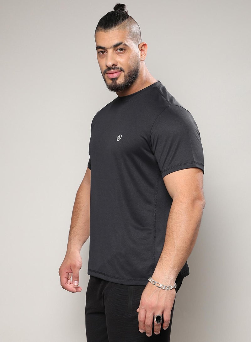 انستافاب بلس تيشيرت رجالي أساسي بلاك جيت من إنستافاب بلس للملابس الرياضية الكاجوال بياقة دائرية وأكمام قصيرة وإغلاق سحب مصنوع من جيرسي بتصميم مريح للارتداء اليومي - Image 3