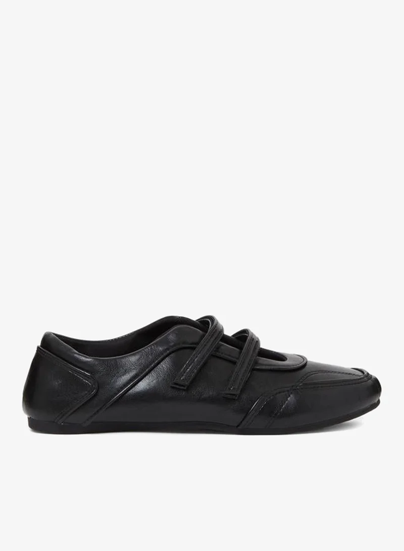 Black Solid Round Toe Velcro Sneakers