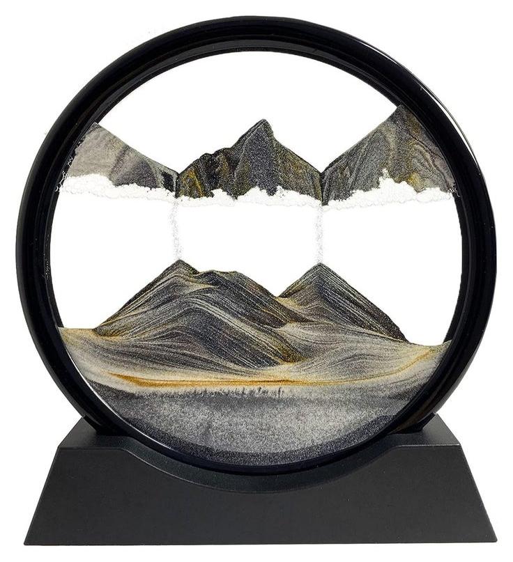ميكسد لوحة فنية مصنوعة من الرمال المتدفقة، مُعرضة في إطار زجاجي دائري ثلاثي الأبعاد يُظهر منظراً لقاع البحر العميق بحركة متدفقة. تعمل كزخرفة لمنزلك أو مكتبك. الإطار أسود اللون، ومقاس اللوحة 7 بوصات - Image 1