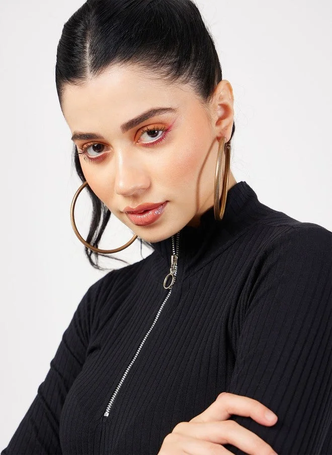 ساسافراس بلوزة نسائية ضيقة بياقة عالية مضلعة سوداء