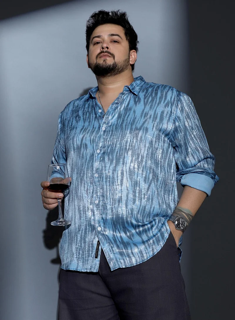 انستافاب بلس قميص رجالي مطبوع بنقوش متباينة من إنستافاب بلس بياقة عريضة وأكمام طويلة بأساور وإغلاق بأزرار وحافة منحنية وطبعة تجريدية منسوجة للمناسبات المسائية باللون الأزرق السماوي