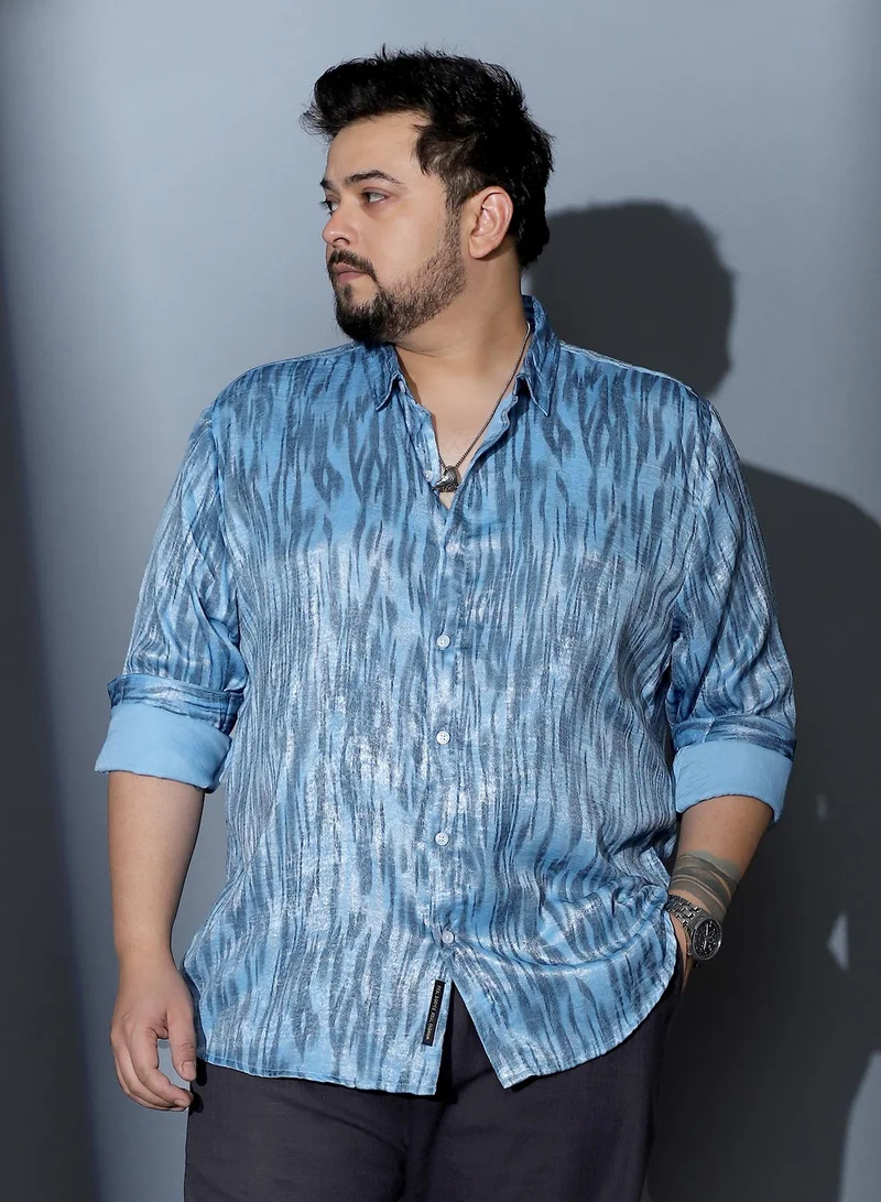 انستافاب بلس قميص رجالي مطبوع بنقوش متباينة من إنستافاب بلس بياقة عريضة وأكمام طويلة بأساور وإغلاق بأزرار وحافة منحنية وطبعة تجريدية منسوجة للمناسبات المسائية باللون الأزرق السماوي