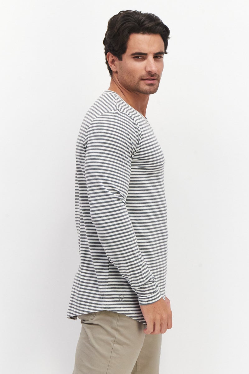 Project Essentials تي شيرت رجالي بأكمام طويلة وياقة دائرية، مخطط، رمادي - Image 2