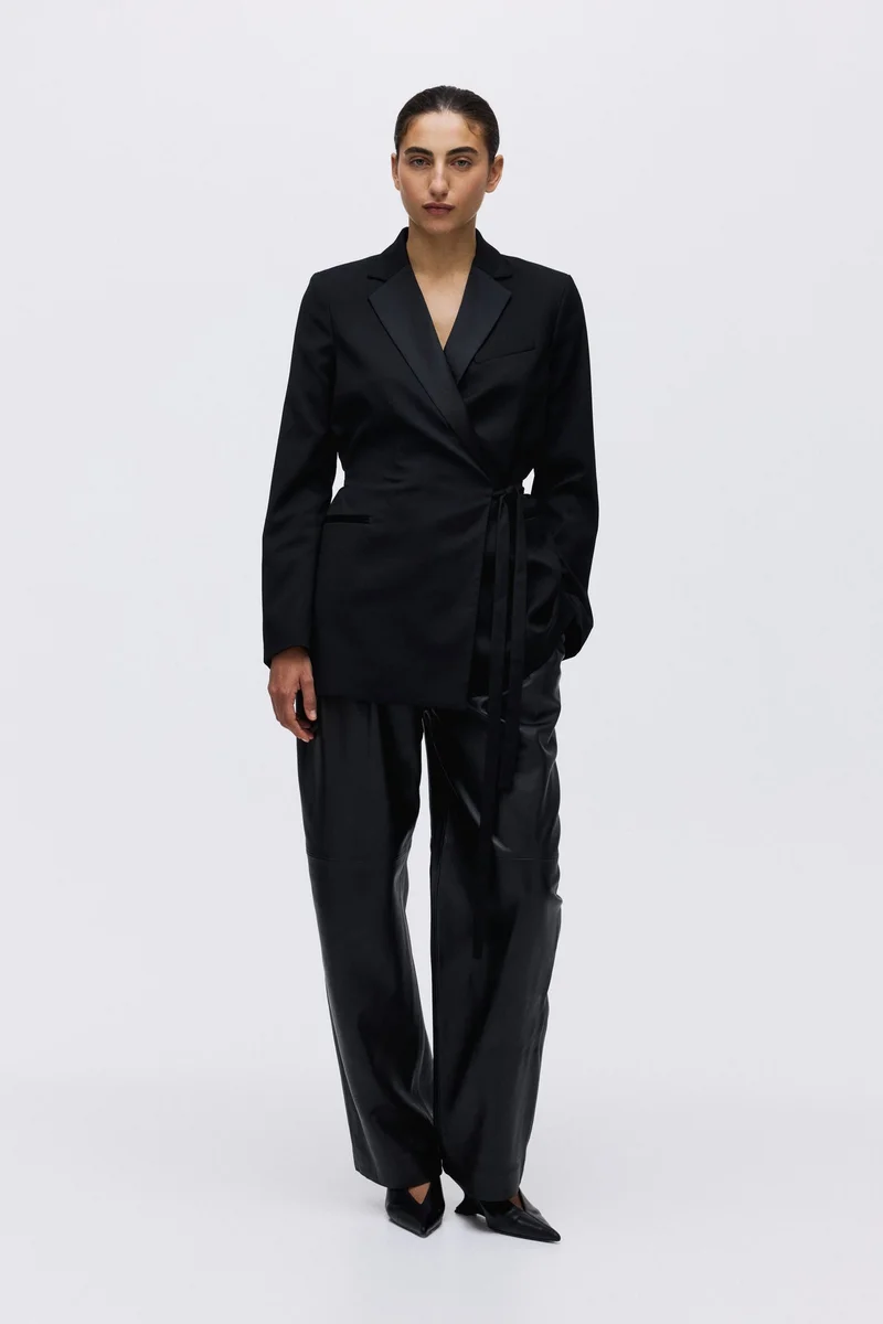 اتش اند ام بليزر بتصميم ملفوف مع ربطة