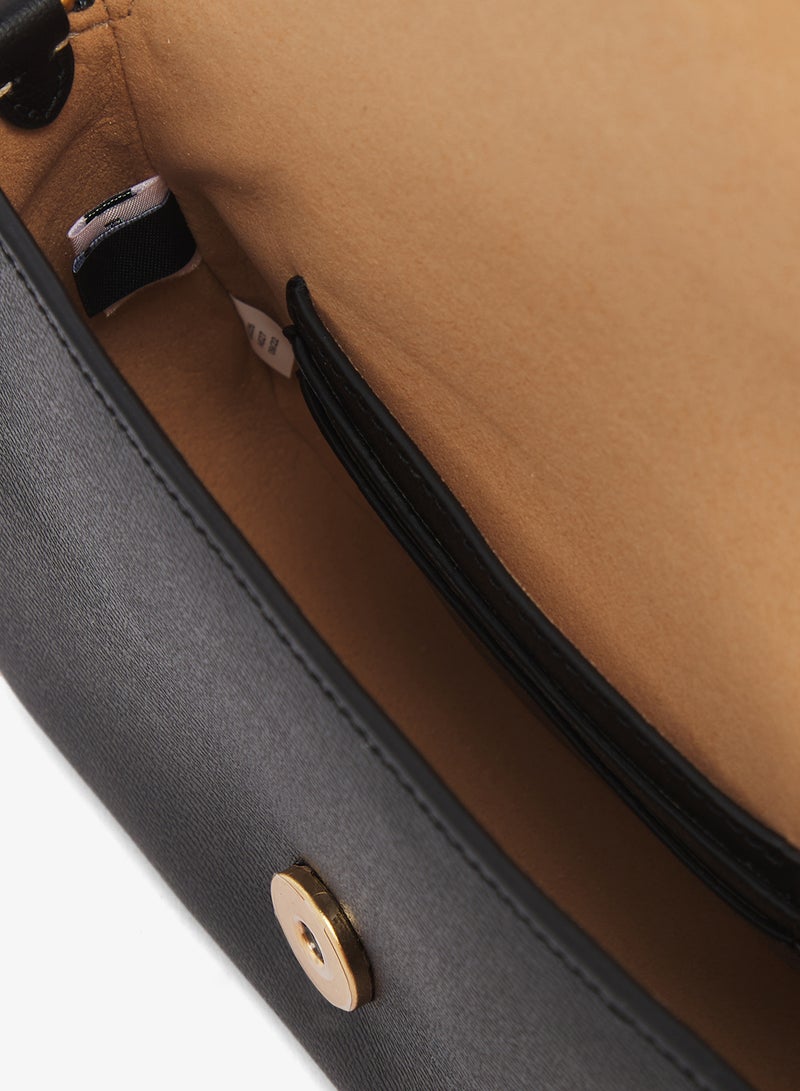 كيت سبيد حقيبة كروس بودي بغطاء بتفاصيل شعار - Image 5