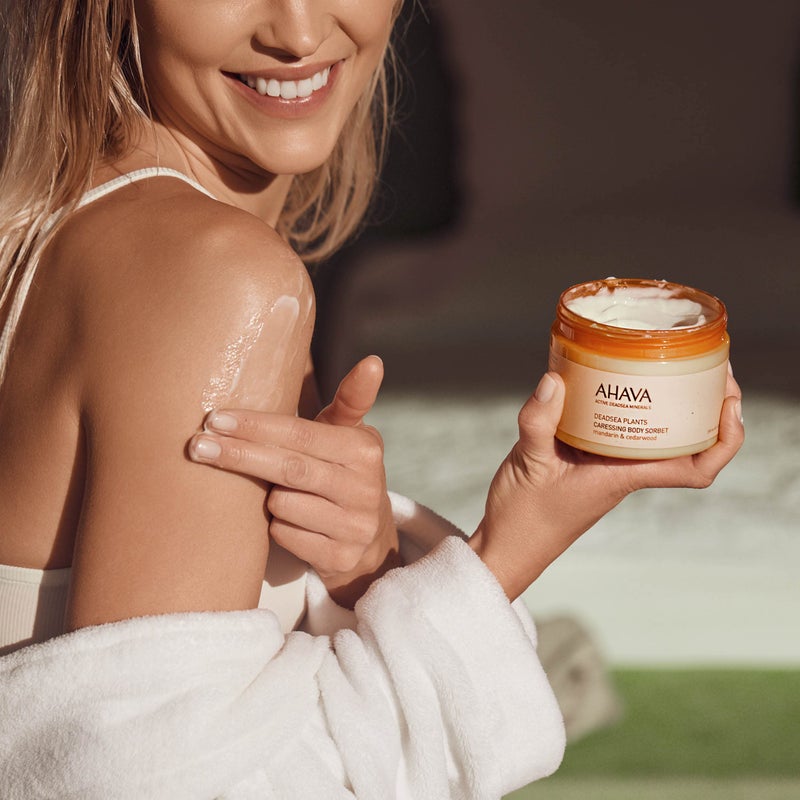 AHAVA سوربيه الجسم من AHAVA من نباتات البحر الأحمر، اليوسفي وخشب الأرز - يرطب وينعش البشرة، يعزز المرونة، ي envelops في إحساس منشط، مع أوسموتير، بيسابولول، فيتامين B5 و E، 11.8 أونصة سائلة - Image 5