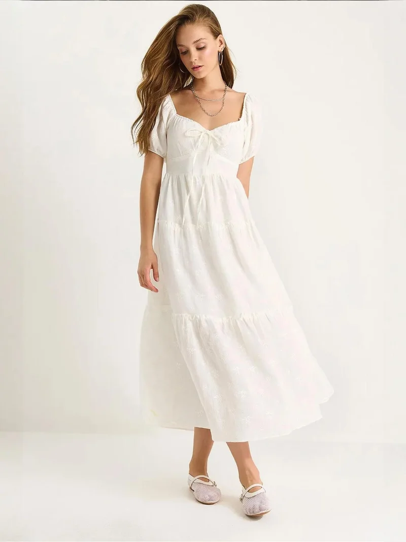 بيانكو لوتشي فستان ماكسي بياقة مطرزة على شكل قلب من لوتشي