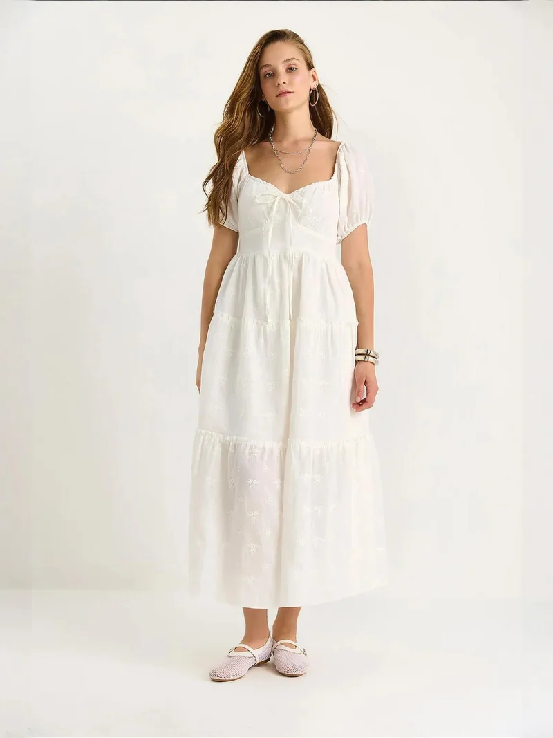 بيانكو لوتشي فستان ماكسي بياقة مطرزة على شكل قلب من لوتشي