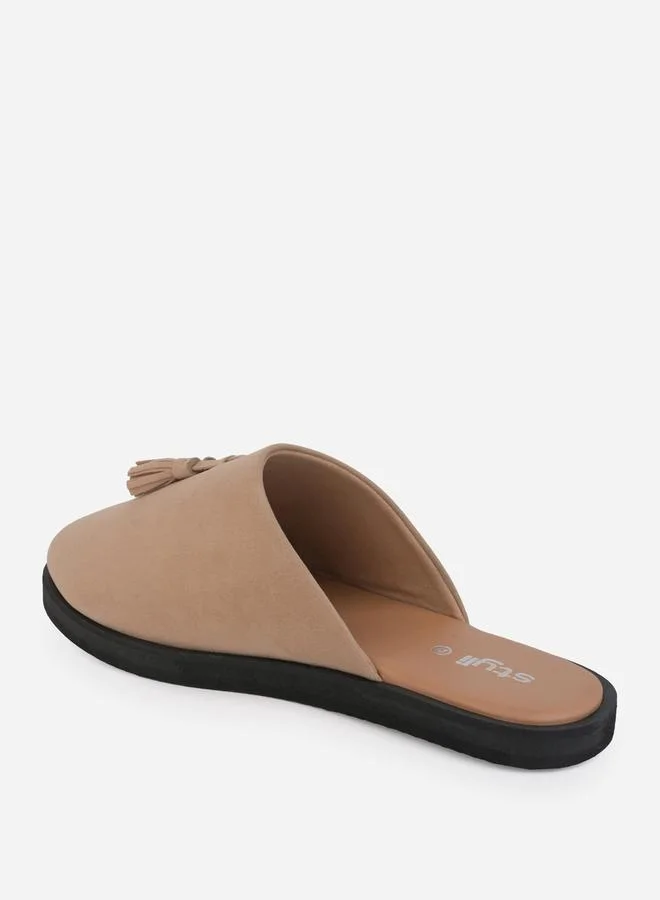 ستايلي قباقيب من جلد الغزال مع تفاصيل شرابة