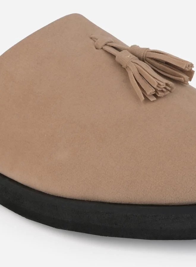 ستايلي قباقيب من جلد الغزال مع تفاصيل شرابة