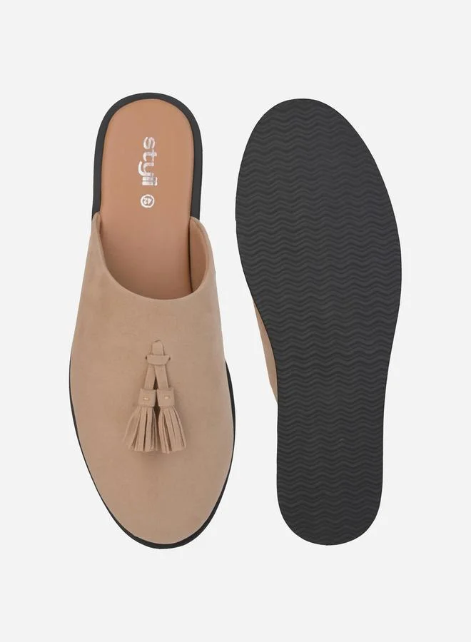 ستايلي قباقيب من جلد الغزال مع تفاصيل شرابة