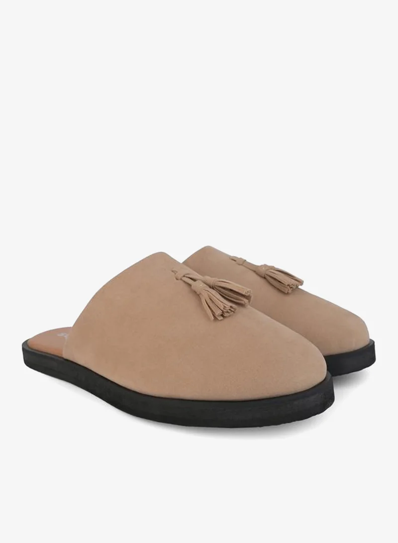 ستايلي قباقيب من جلد الغزال مع تفاصيل شرابة