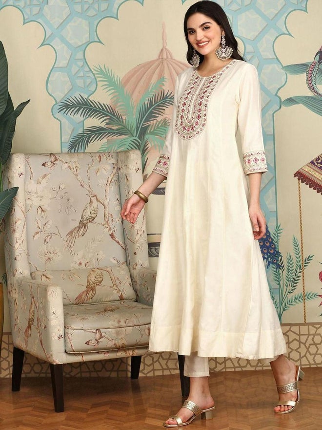 آي شين طقم كورتا نسائي أبيض كريمي مع بنطلون ودوباتا من إيشين - Image 4