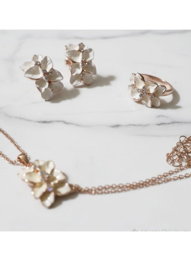 DubaiGallery مجموعة مجوهرات لؤلؤة زهرية أنيقة - قلادة، أقراط وخاتم مجموعة مجوهرات زهور مطلية بالذهب الفاخر للنساء مجموعة مجوهرات بلوسوم كريستال بتلات بيضاء - Image 3