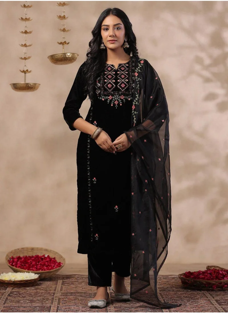 آي شين Women's Ethnic VELVET BLACK STRAIGHT Kurta Set with Dupatta