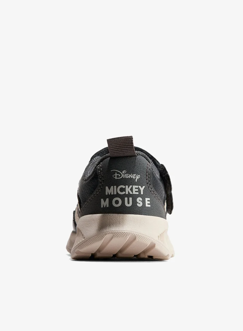 اتش اند ام حذاء سنيكرز بألوان متباينة