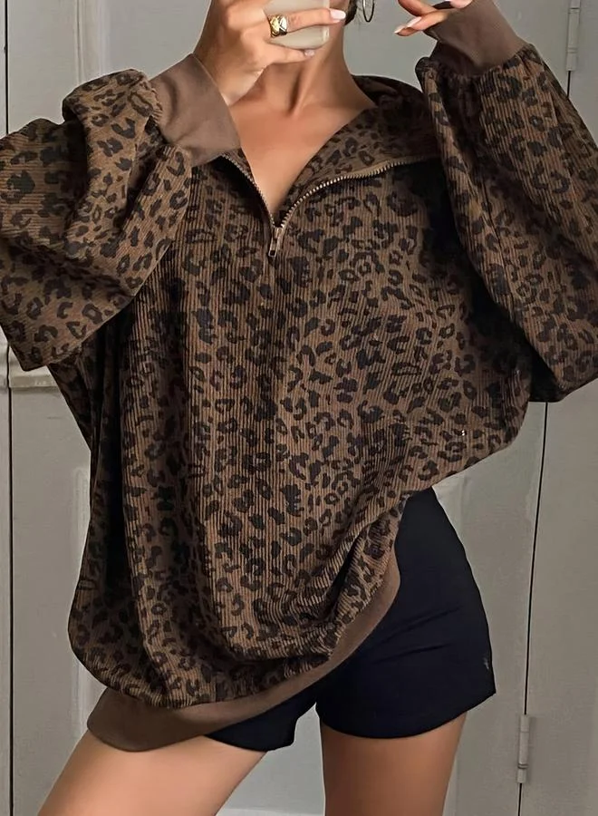 تايك تو سويت شيرت من قماش الكوردروي بطبعة فهد ونصف سحاب