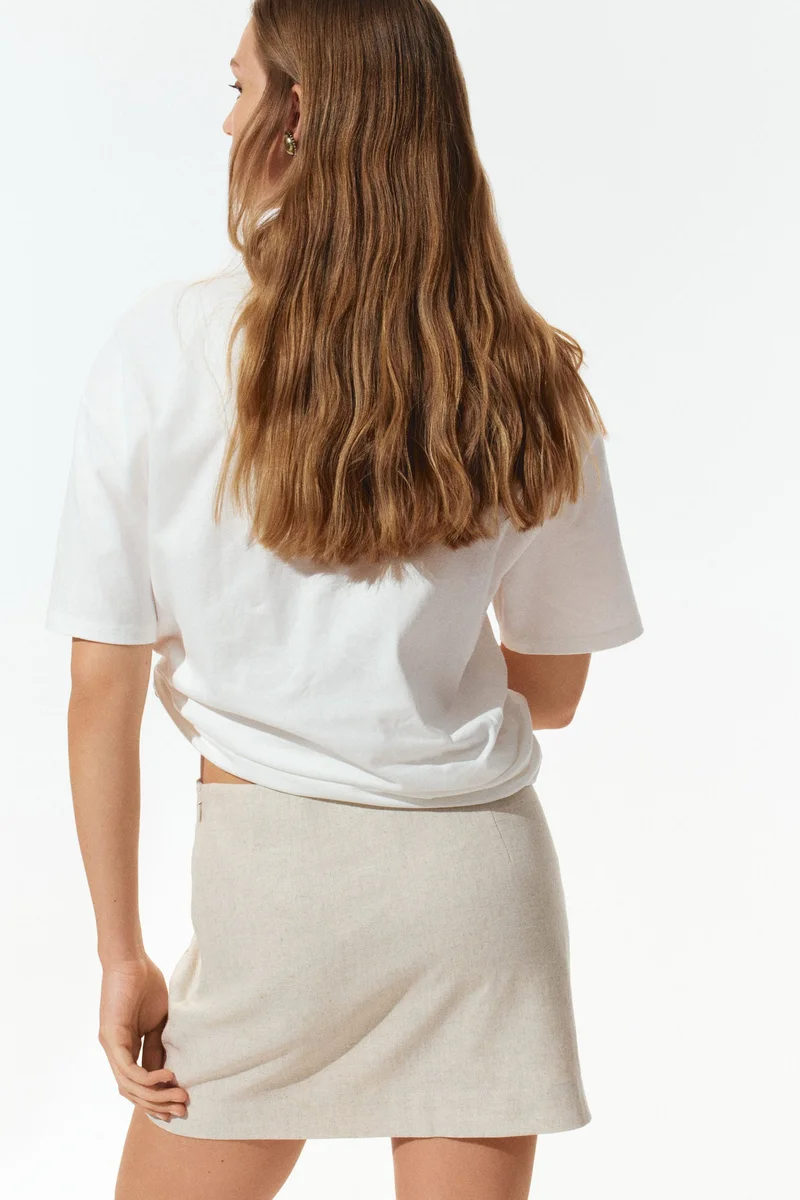 اتش اند ام شورت بتصميم تنورة من مزيج الكتان