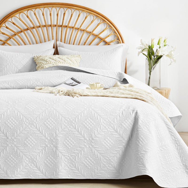 FLYMME Full/Queen Size Quilt Bedding Set White Lightweight Microfiber Soft Bedspread Retro Botanical Floral Leaf & Geometric Grid Pattern Coverlet Set for All Seasons 3-Piece(1 Quilt 2 Pillow Shams) - Image 1