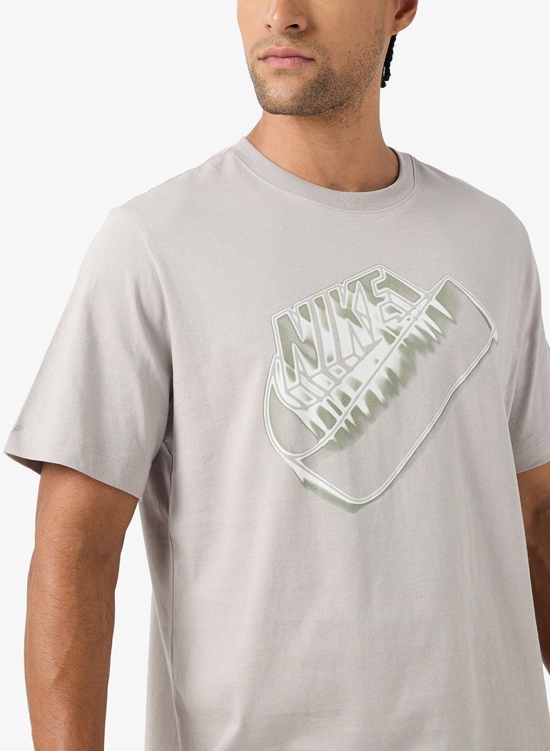 Nike Nsw Standard Blur Futura T-Shirt - Image 3