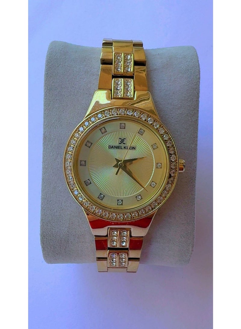 دانيل كلاين ساعة دانيال كلاين بريميوم النسائية 11048 - ساعة تناظرية بإطار مرصع بالكريستال ومينا ذهبي بنمط أشعة الشمس مع سوار من الفولاذ المقاوم للصدأ (مستعملة - بحالة ممتازة) - Image 1