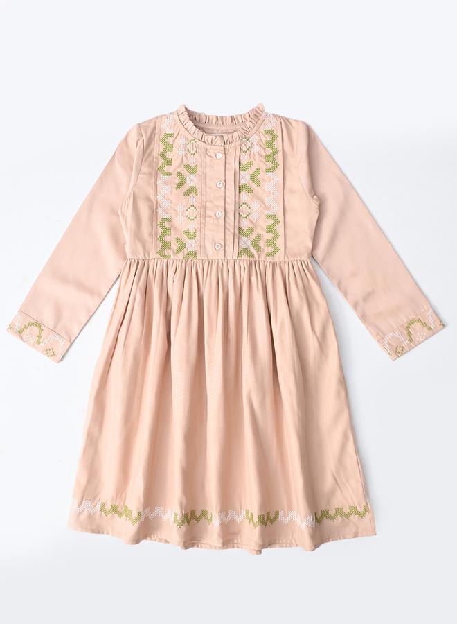 بيلا مودا فستان قطن مطرز بأكمام 3/4 من بيلا مودا بياقة وأزرار أمامية - Image 2