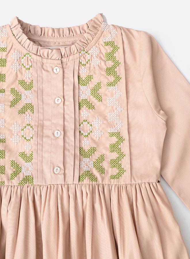 بيلا مودا فستان قطن مطرز بأكمام 3/4 من بيلا مودا بياقة وأزرار أمامية - Image 4