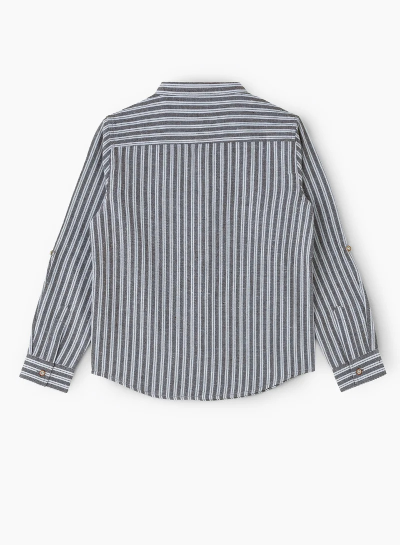 جام قميص قطني مخطط عمودياً باللونين الرمادي والأبيض بياقة ماندرين للأولاد