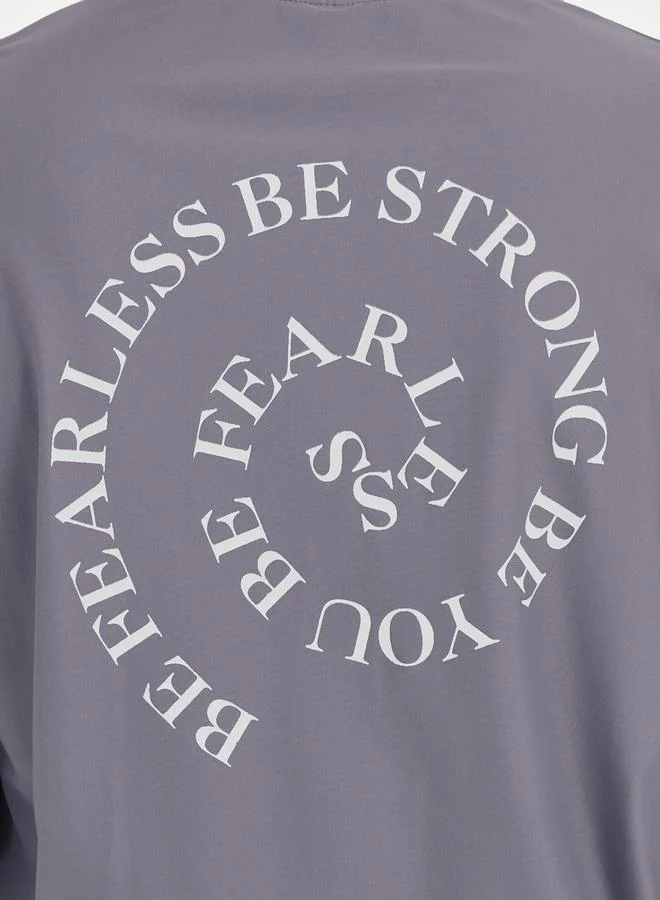 ستايلي اكتيف توب إنفينيتي سويرل بطبعة شعار وقصة بوكسي بكتف ساقط