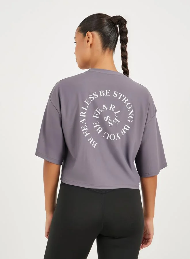 ستايلي اكتيف توب إنفينيتي سويرل بطبعة شعار وقصة بوكسي بكتف ساقط