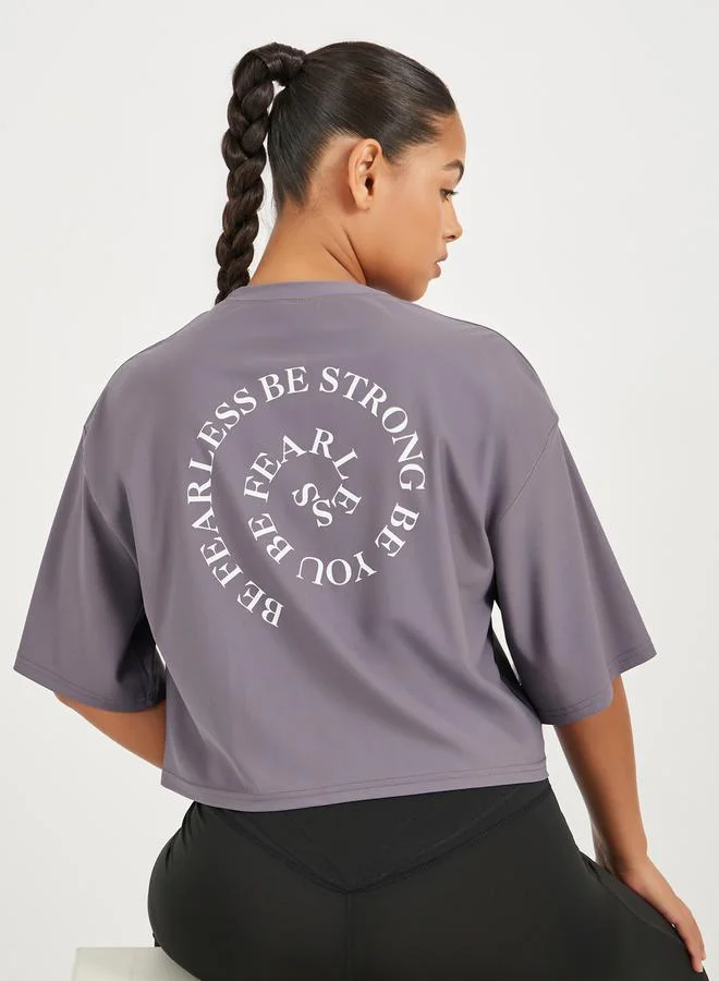 ستايلي اكتيف توب إنفينيتي سويرل بطبعة شعار وقصة بوكسي بكتف ساقط