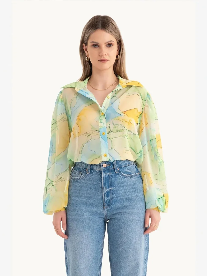 زوبعة قميص فضفاض بأكمام واسعة من الشيفون بتصميم تجريدي