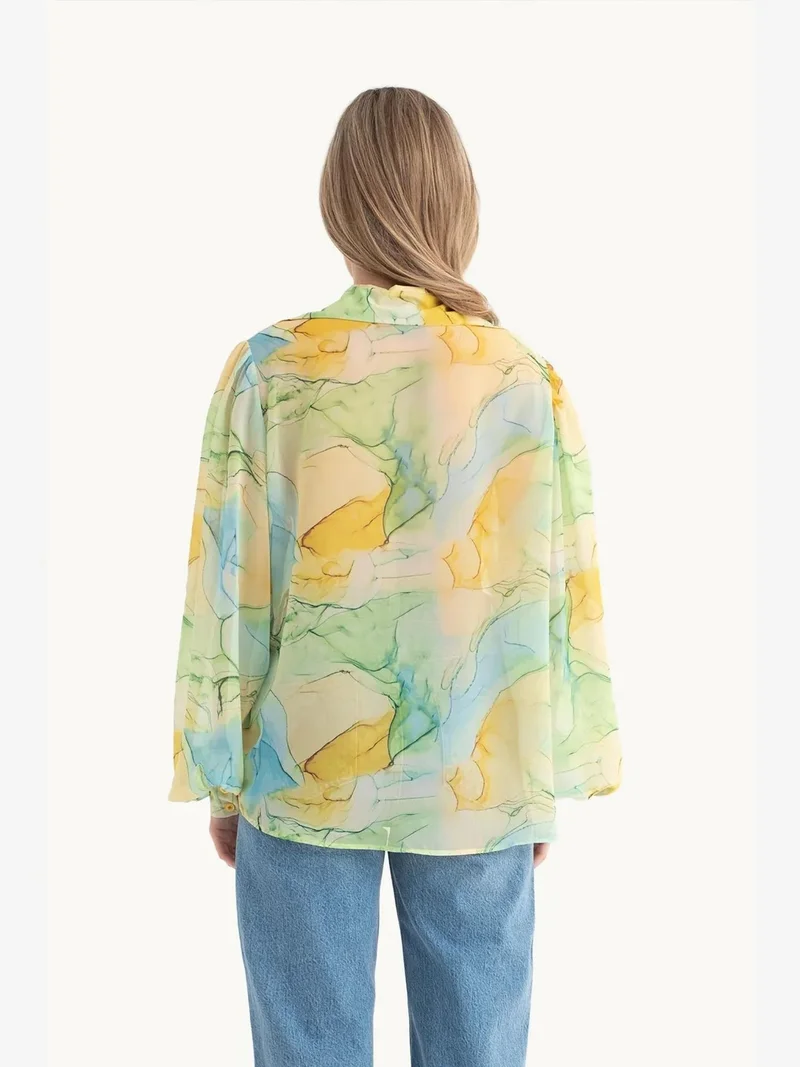 زوبعة قميص فضفاض بأكمام واسعة من الشيفون بتصميم تجريدي