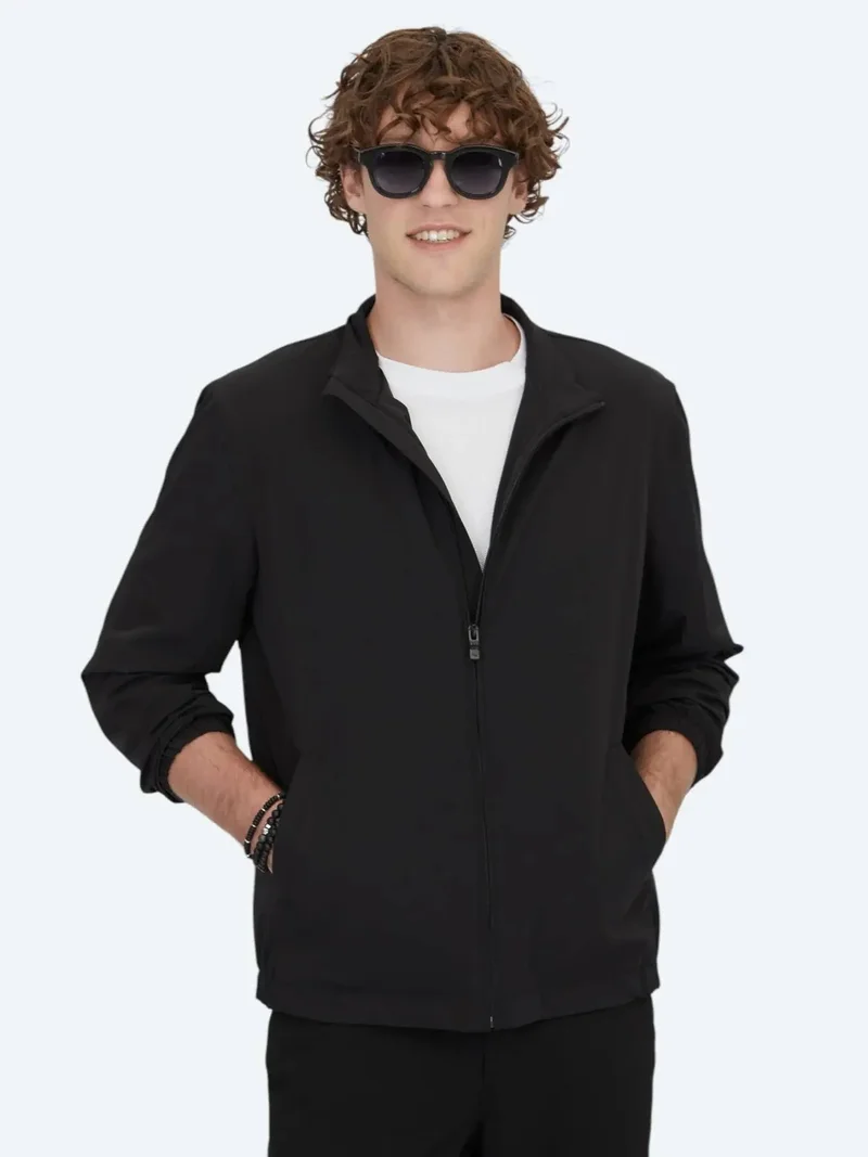 كيب معطف أسود بياقة عالية وقصة عادية من قماش منسوج