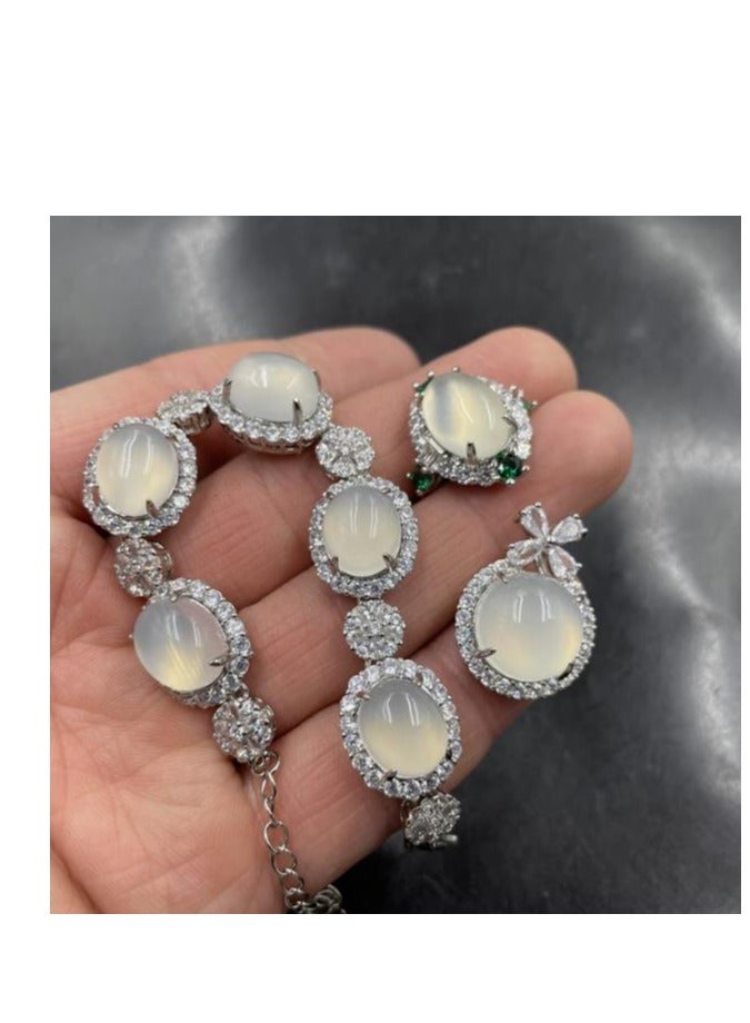 Women's Exquisite High-End Atmospheric Bracelet  - Image 4