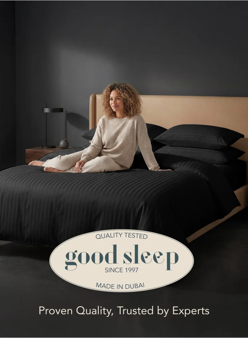 نوم جيد طقم غطاء لحاف كينج 6 قطع من Good Sleep | 220×240 سم | أسود مخطط | غطاء لحاف بسحاب مع شرشف بمطاط و4 أكياس وسائد | قماش فائق النعومة ومقاوم للتجاعيد | صنع في دبي