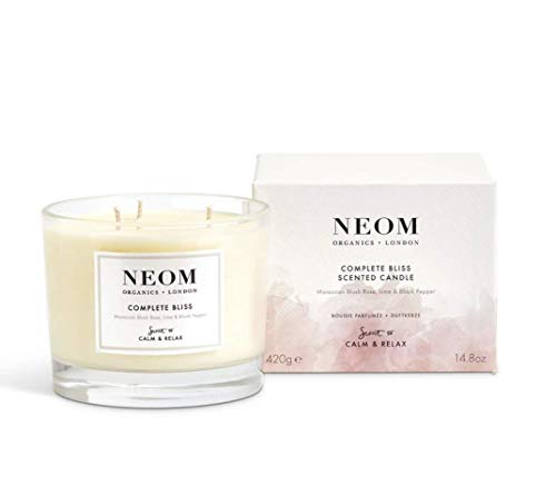 NEOM شمعة NEOM - سعادة كاملة معطرة، 3 فتيل | وردة بلش، ليمون وفلفل أسود | شمعة عطرية بزيوت أساسية | رائحة لتخفيف التوتر - Image 1