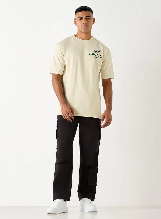 اس بي كاركترز تيشيرت بأكمام قصيرة وياقة ضيقة وطبعات