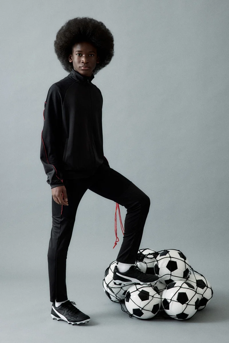 اتش اند ام جاكيت كرة قدم بقصة عادية مع تقنية دراي موف