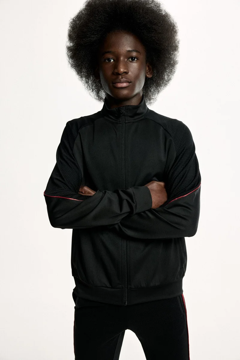 اتش اند ام جاكيت كرة قدم بقصة عادية مع تقنية دراي موف