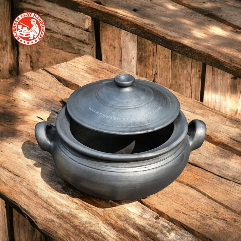 RAJENDER CLAY HANDICRAFT قدر ميتى أسود 4 لتر من راجيندر للحرف اليدوية الطينية للأسر من 6-7 أفراد، وعاء طهي طيني مصنوع يدويًا، صحي وصديق للبيئة لنكهات هندية أصيلة - Image 3