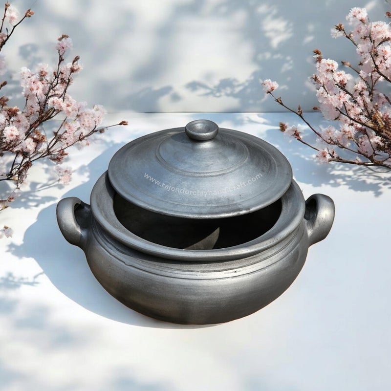 RAJENDER CLAY HANDICRAFT قدر ميتى أسود 4 لتر من راجيندر للحرف اليدوية الطينية للأسر من 6-7 أفراد، وعاء طهي طيني مصنوع يدويًا، صحي وصديق للبيئة لنكهات هندية أصيلة - Image 1